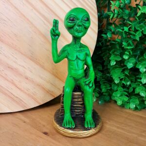 IMAGEM EM GESSO ET VERDE SENTADO COM DEDOS PRA CIMA 14CM