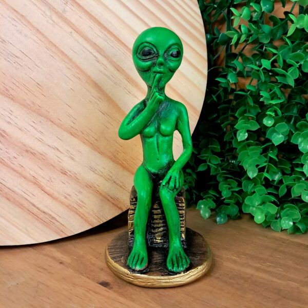 IMAGEM EM GESSO ET VERDE SENTADO COM MÃOS NO QUEIXO 14CM