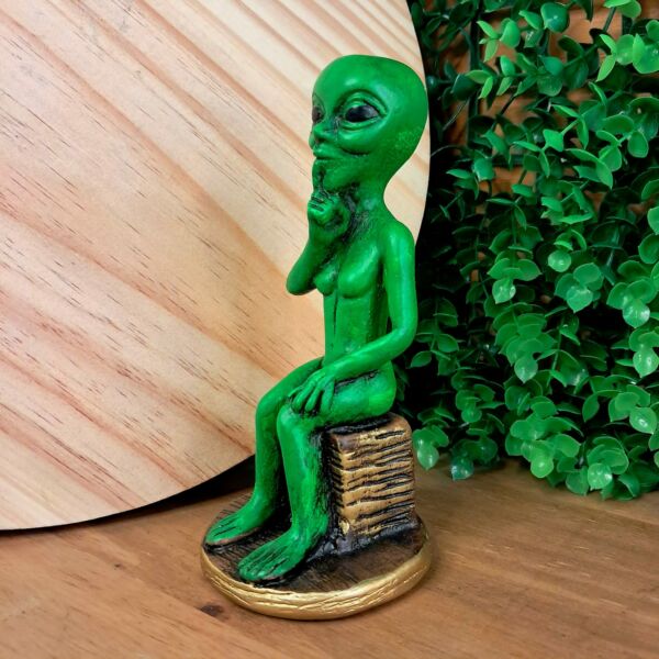 IMAGEM EM GESSO ET VERDE SENTADO COM MÃOS NO QUEIXO 14CM - Imagem 2