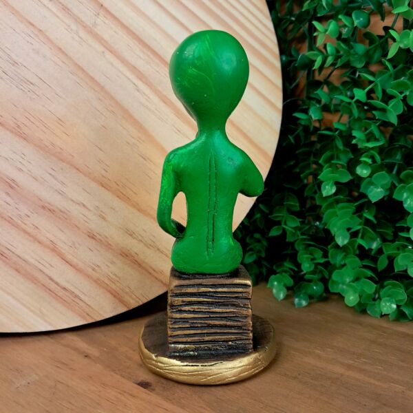 IMAGEM EM GESSO ET VERDE SENTADO COM MÃOS NO QUEIXO 14CM - Imagem 3