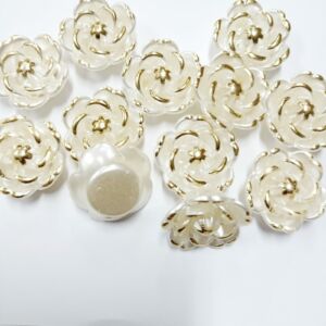 PINGENTE PARA GUIA - FLOR BRANCA COM DOURADO