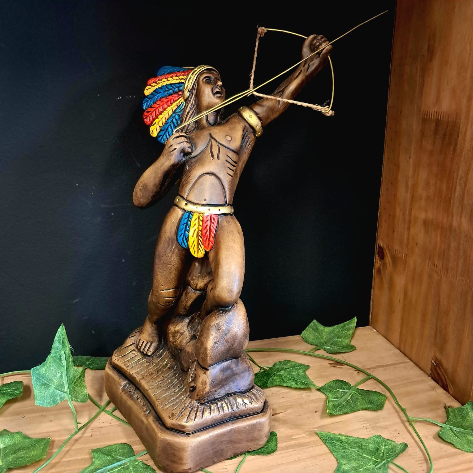 IMAGEM EM GESSO CABOCLA COM FLECHA 35CM