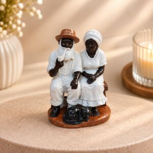 IMAGEM CASAL DE PRETOS VELHOS EM RESINA PREMIUM MINIATURA 7CM COLORIDA
